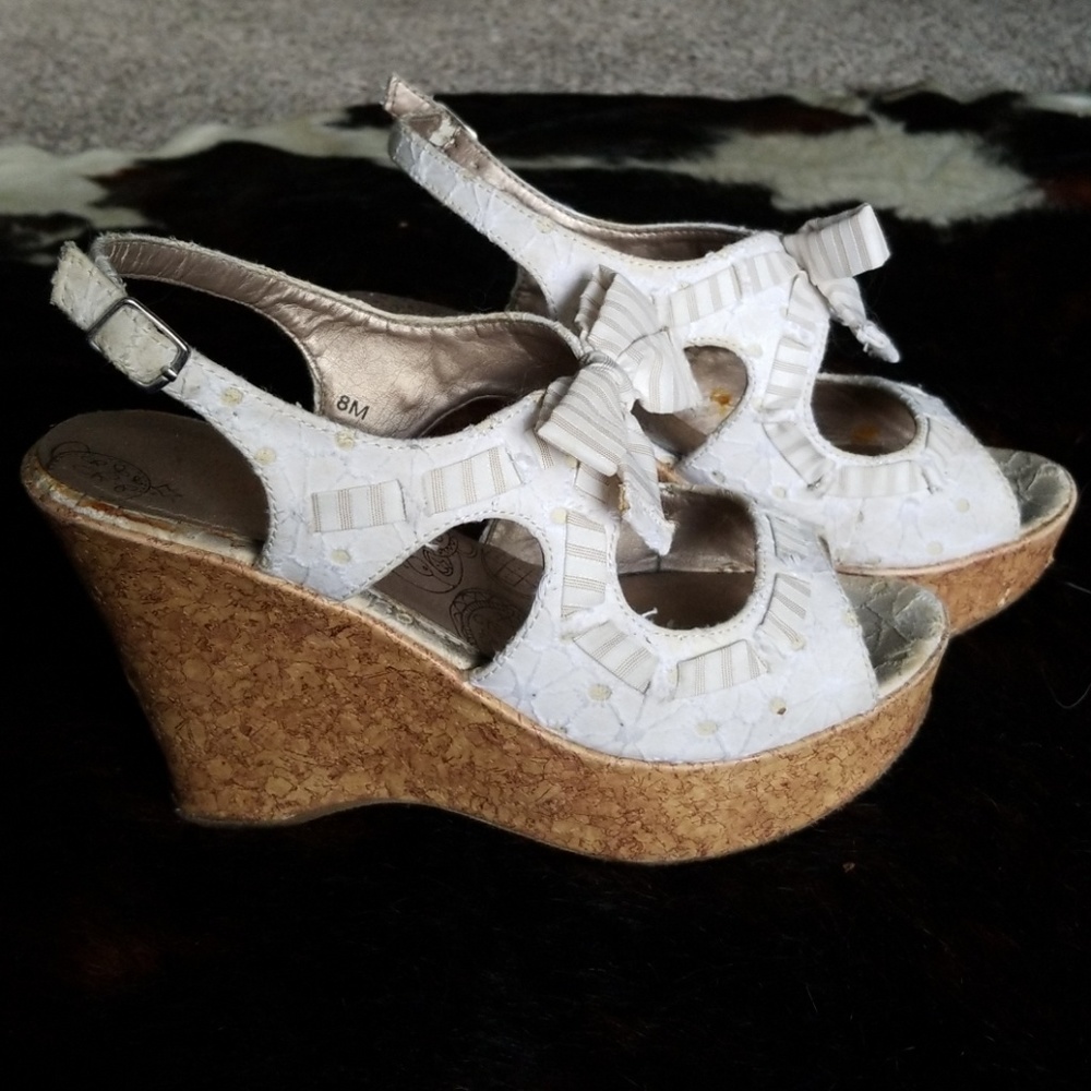 Wedges with bow